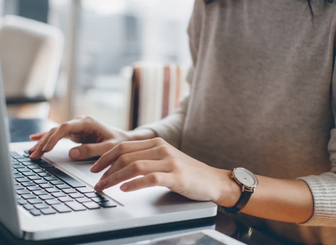 Mains de femme sur un clavier.