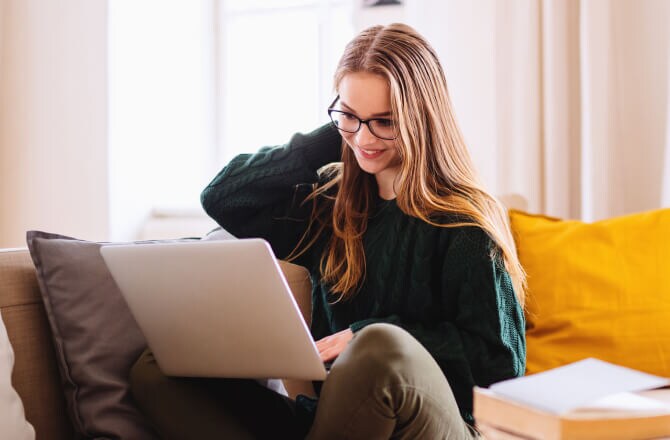 Femme tenant un téléphone et l’application My Credit Score à l’écran