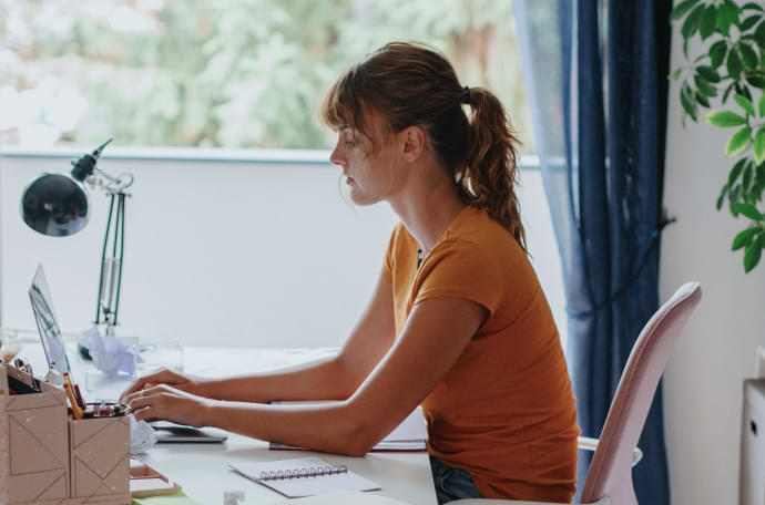 Femme utilisant un ordinateur portable