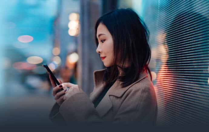 Femme utilisant un téléphone portable dans une rue